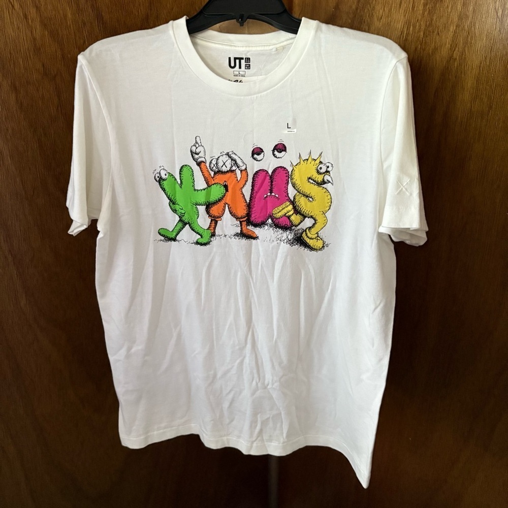 NEW KAWS x UNIQLO 2016 sz L LOGO White Tee Short Sleeve Tshirt